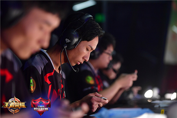 重慶狼隊(duì)2025賽季KPL年度總決賽：野核體系沖擊銀龍杯